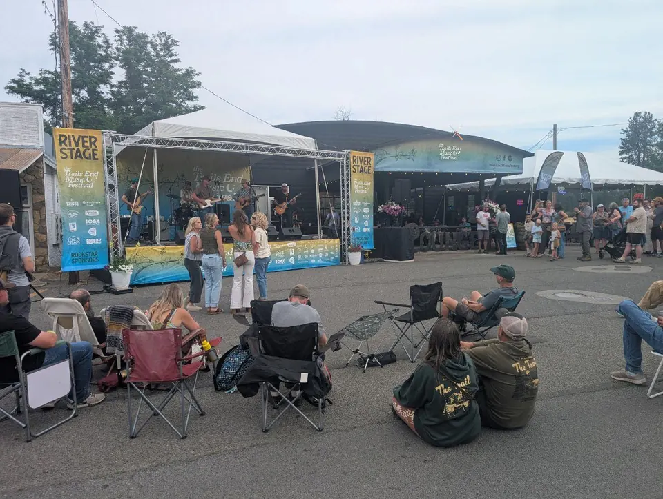 Rassemblement en plein air devant une petite scène musicale