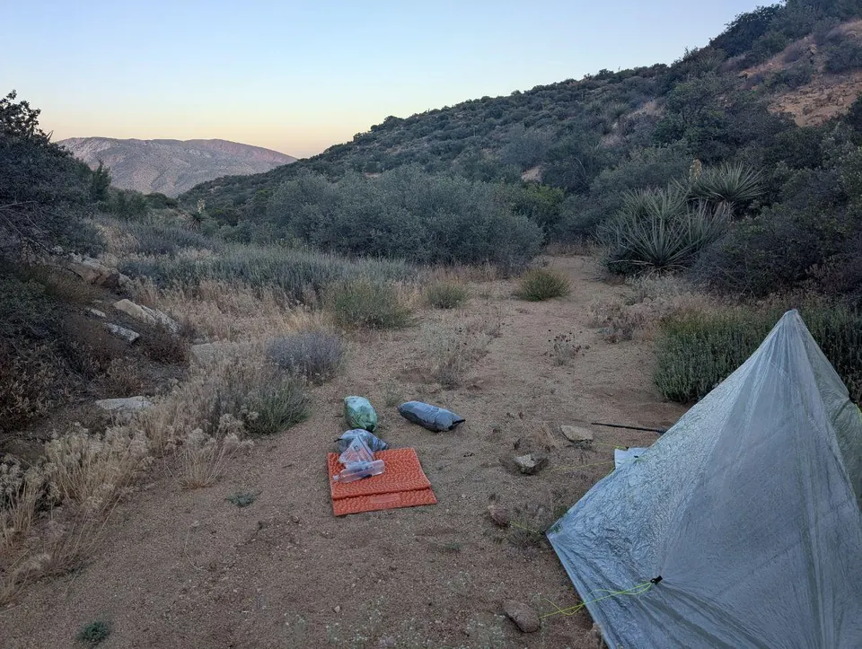 Tente légère et matériel de couchage sur un emplacement désertique