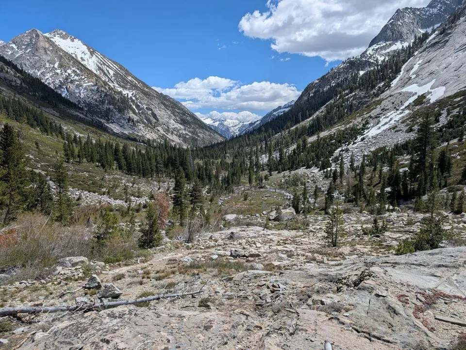 Vallée alpine encadrée de hauts sommets rocheux et enneigés