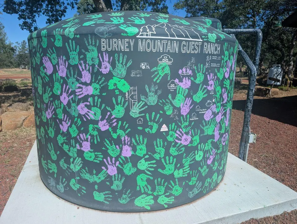 Réservoir décoré d'empreintes de mains colorées à Burney Mountain Guest Ranch