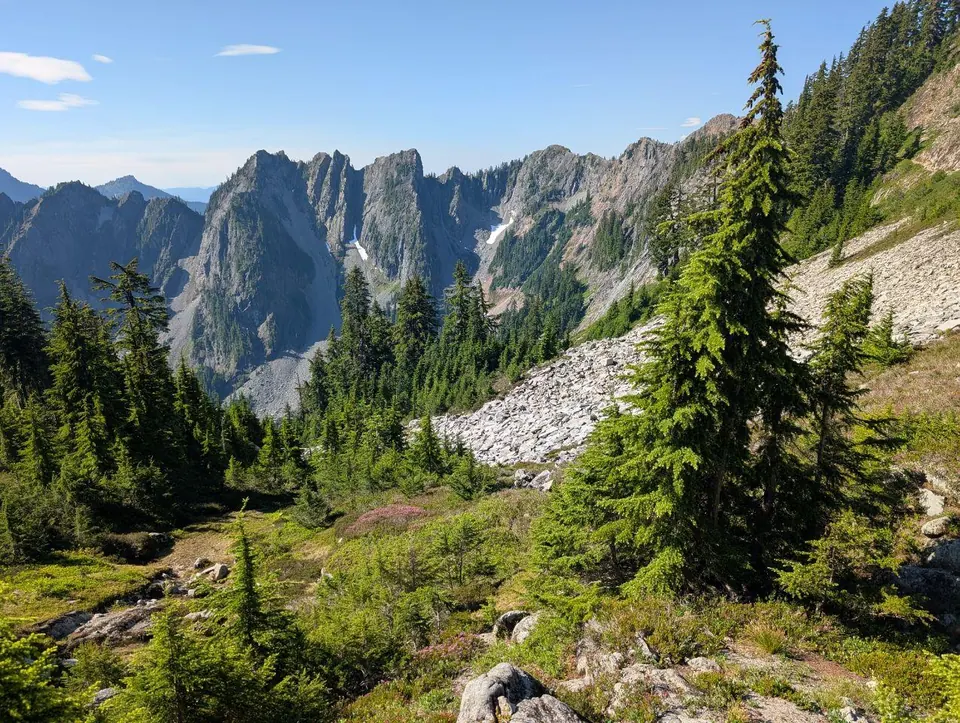 Sentier alpin dominant une ligne de pics rocheux