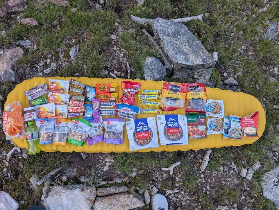 Assortiment de sachets de nourriture disposés sur un matelas jaune