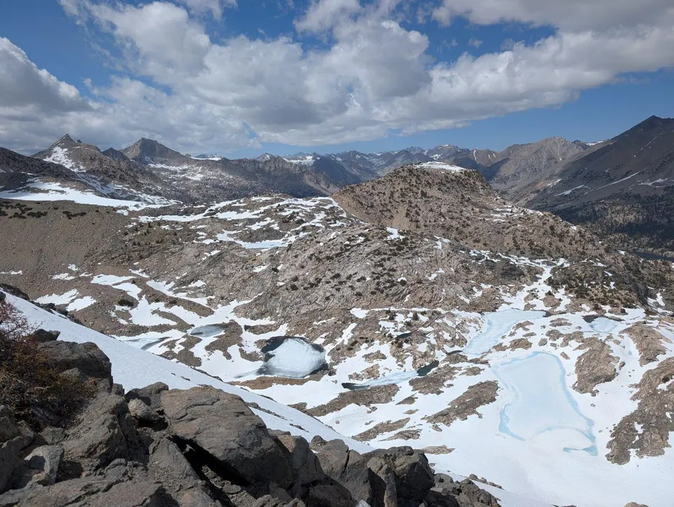 Vaste paysage alpin rocheux couvert de neige par endroits