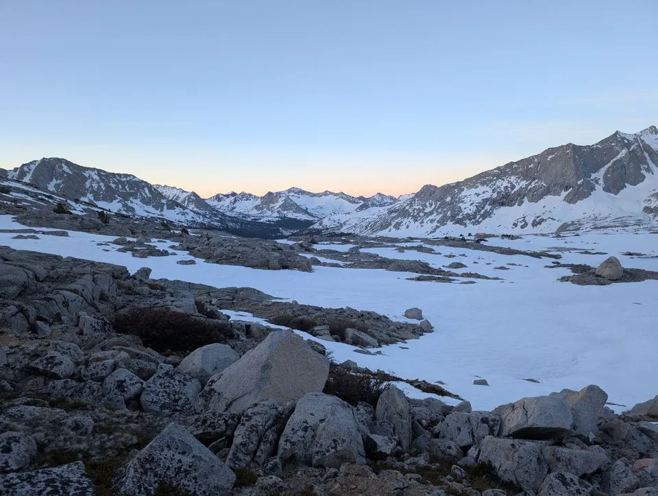 Cuvette montagneuse entièrement enneigée au lever du jour