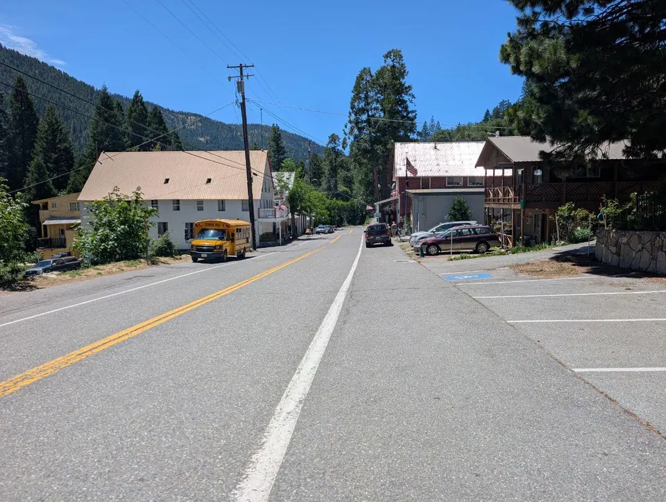 Rue calme d'un village de montagne bordée de bâtiments en bois