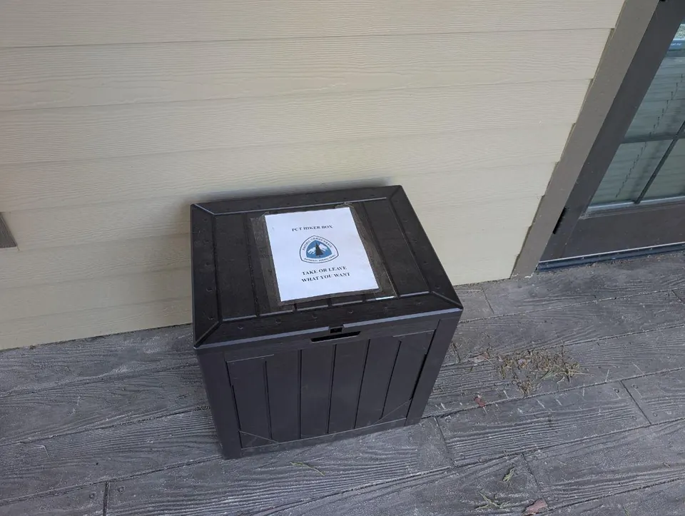 Boîte de dons noire fixée devant un bâtiment