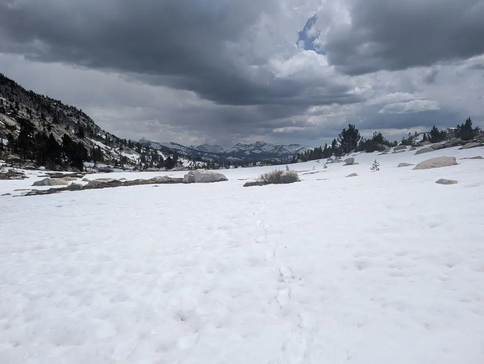Étendue enneigée sous de lourds nuages d'orage