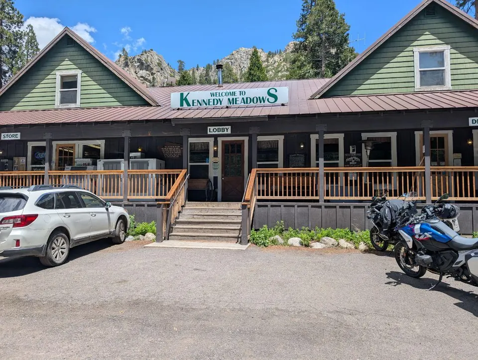 Façade verte du Kennedy Meadows General Store sous un ciel bleu