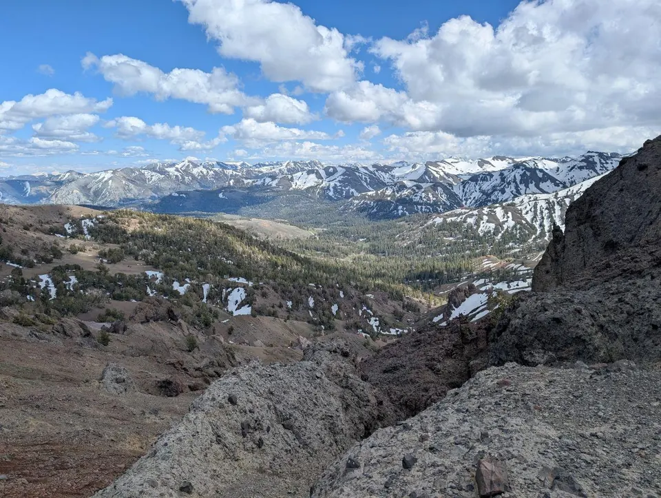 Panorama de sommets enneigés depuis un promontoire rocheux