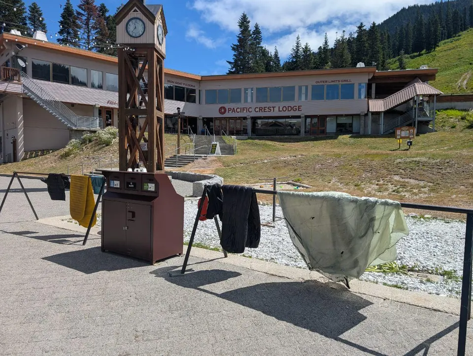 Vêtements séchant devant le Pacific Crest Lodge