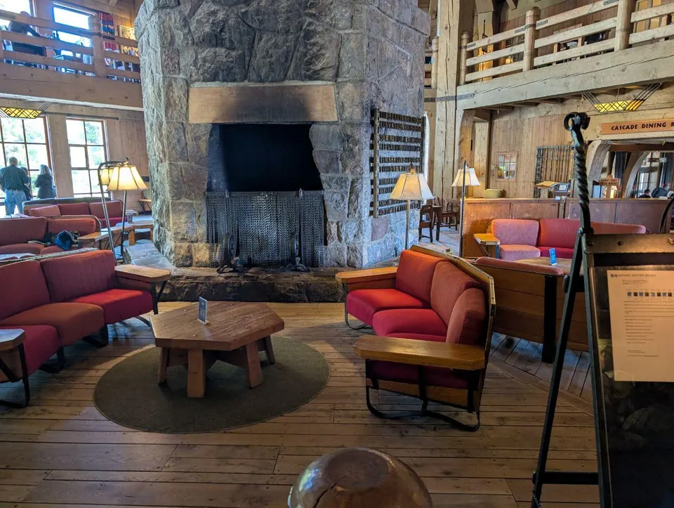 Salon rustique organisé autour d'une grande cheminée en pierre