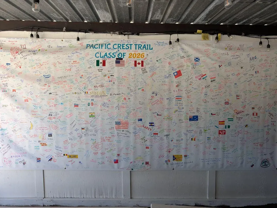 Bannière Pacific Crest Trail Class of 2026 couverte de signatures