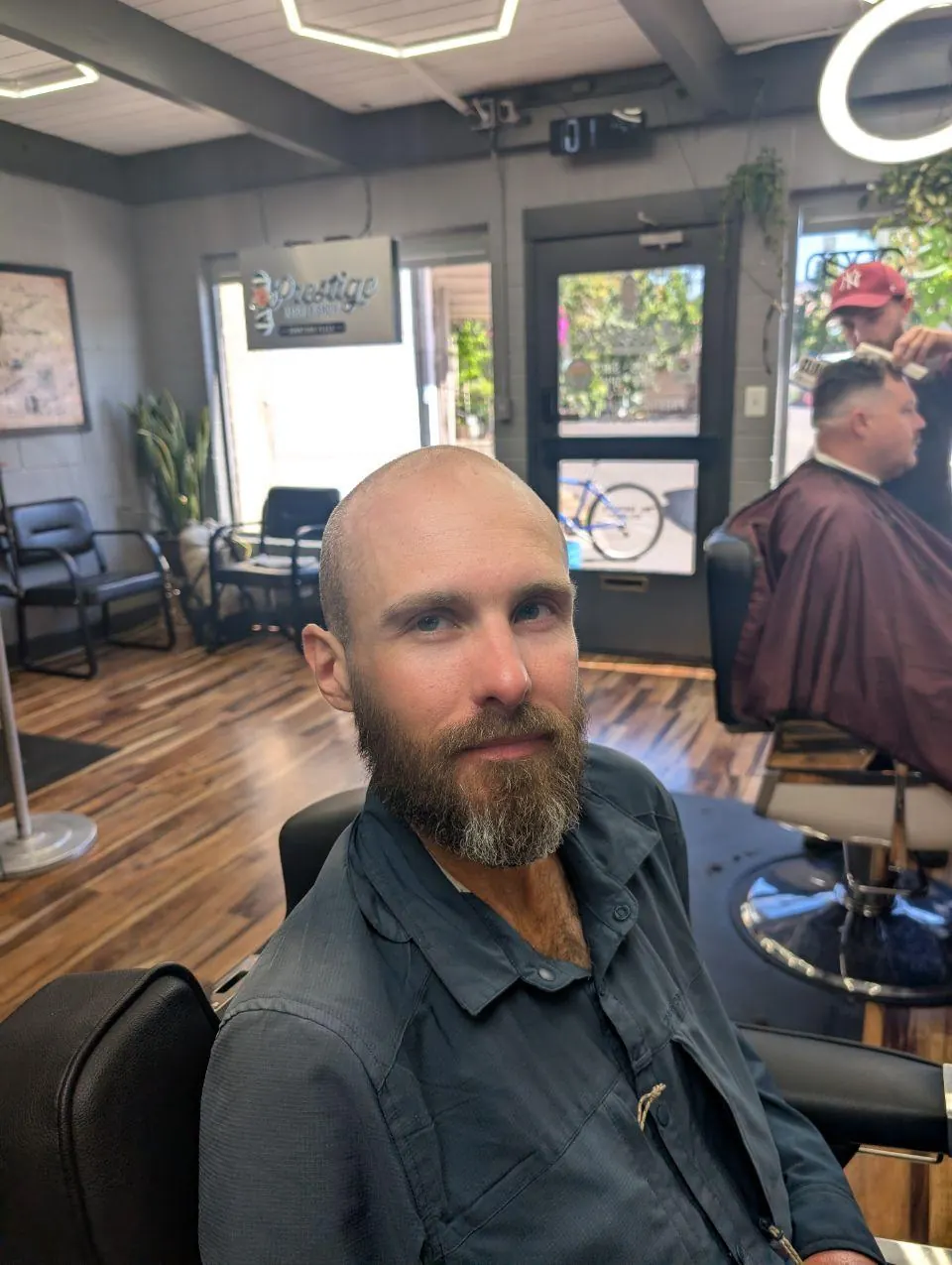 Randonneur barbu assis dans un fauteuil de salon de coiffure