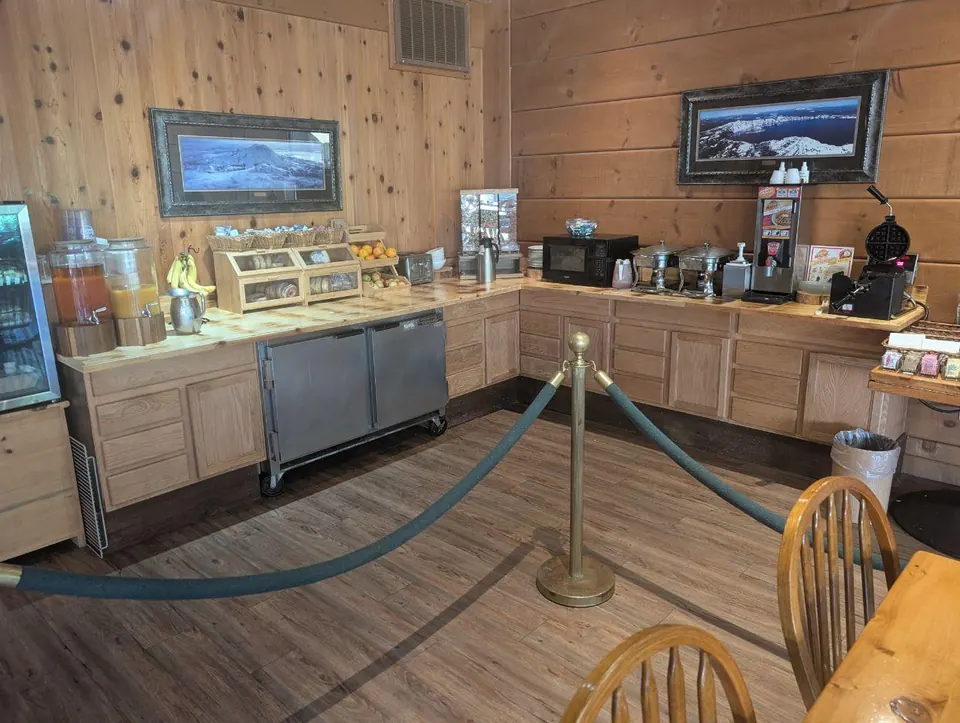 Buffet de petit-déjeuner en libre-service dans une salle boisée