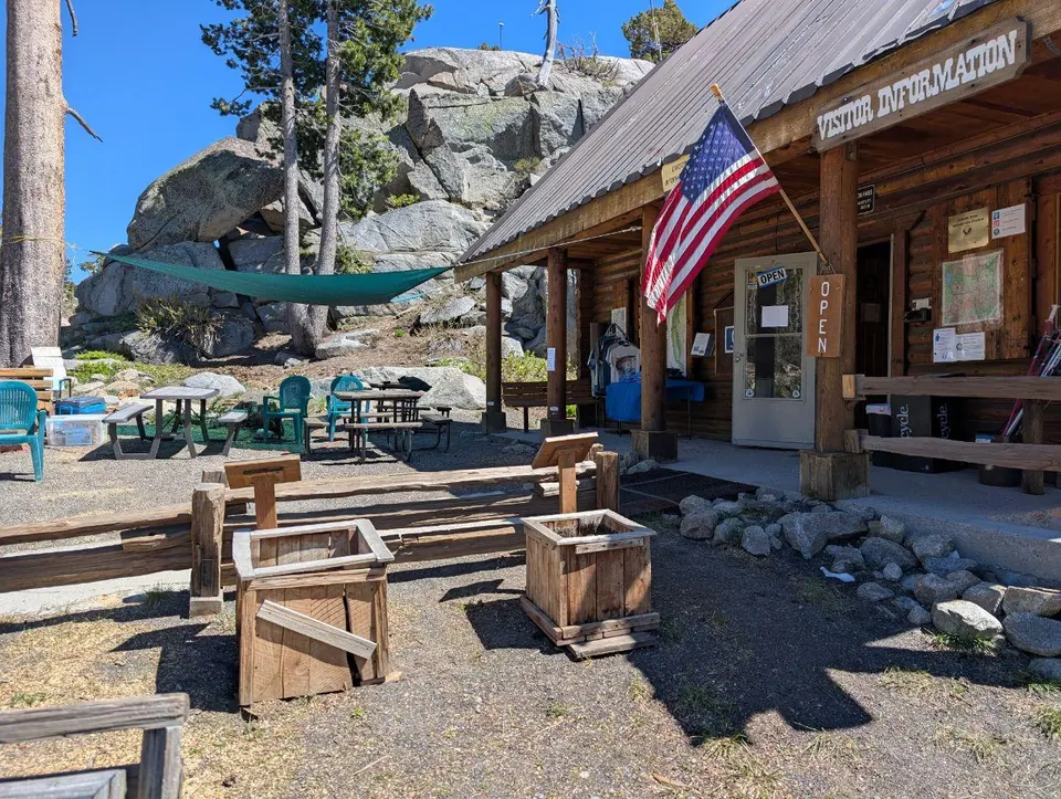 Refuge en bois avec terrasse et drapeau américain