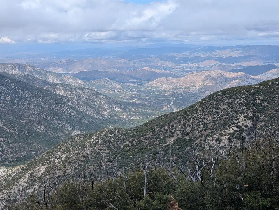 Vue plongeante sur une vaste vallée depuis une crête