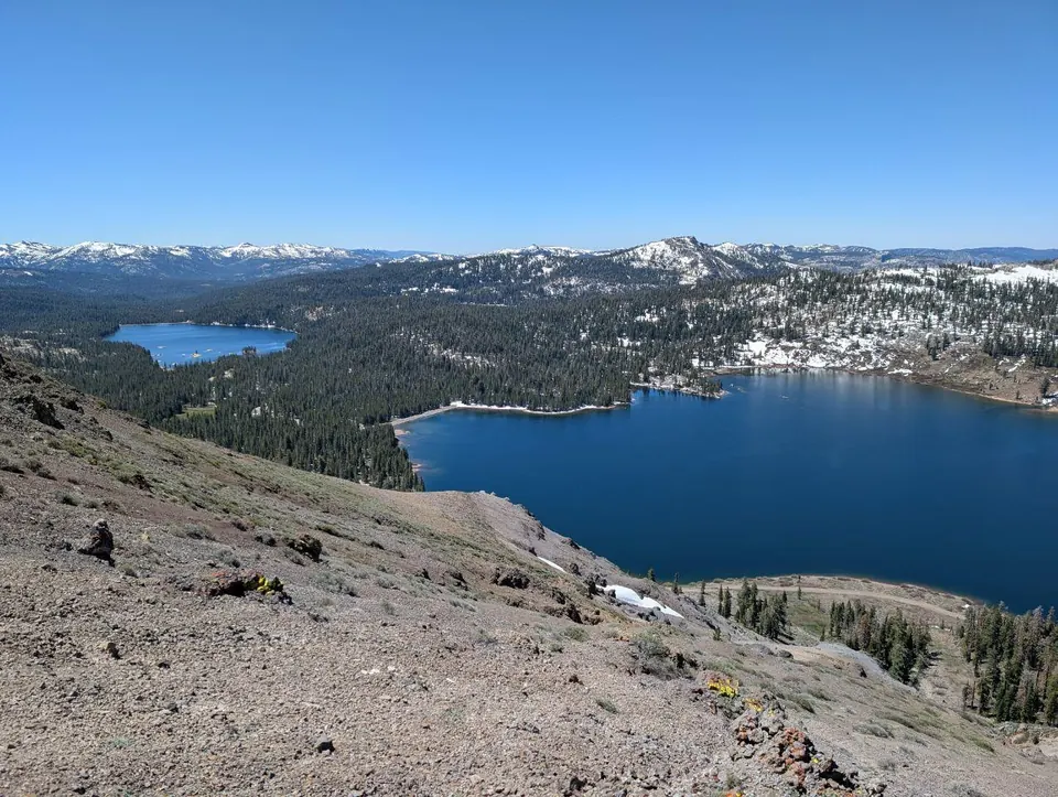 Deux lacs bleus au milieu de montagnes enneigées