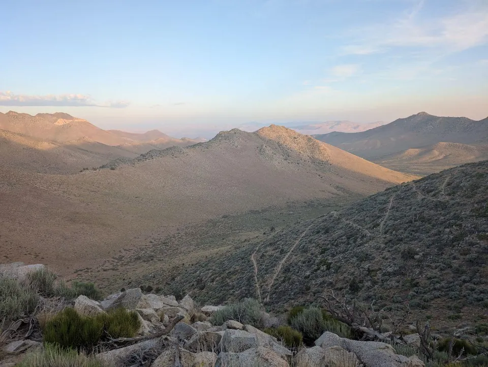 Collines arides éclairées par une lumière dorée