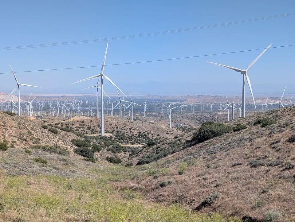 Parc d'éoliennes couvrant des collines arides