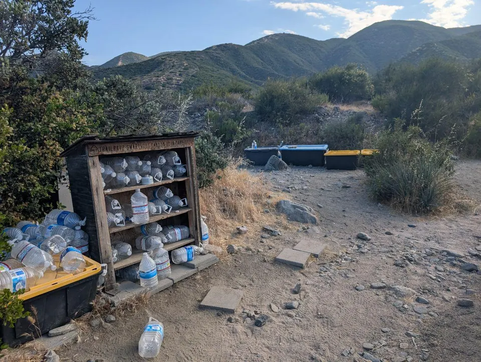 Réserve d'eau et de provisions installée au bord du sentier