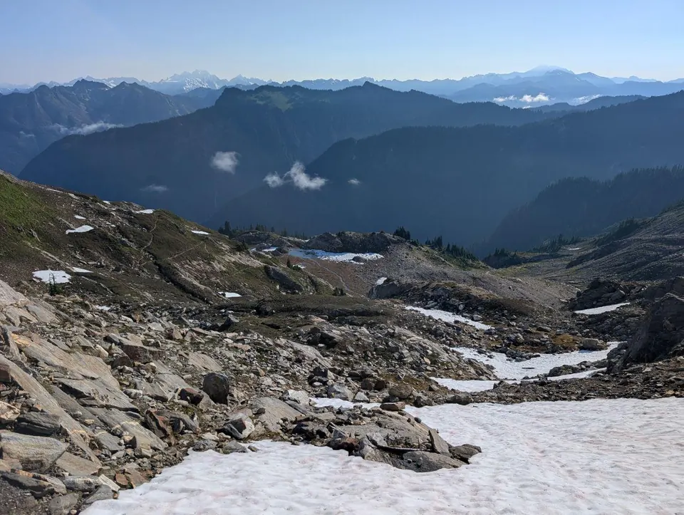 Névé descendant entre de hautes crêtes montagneuses