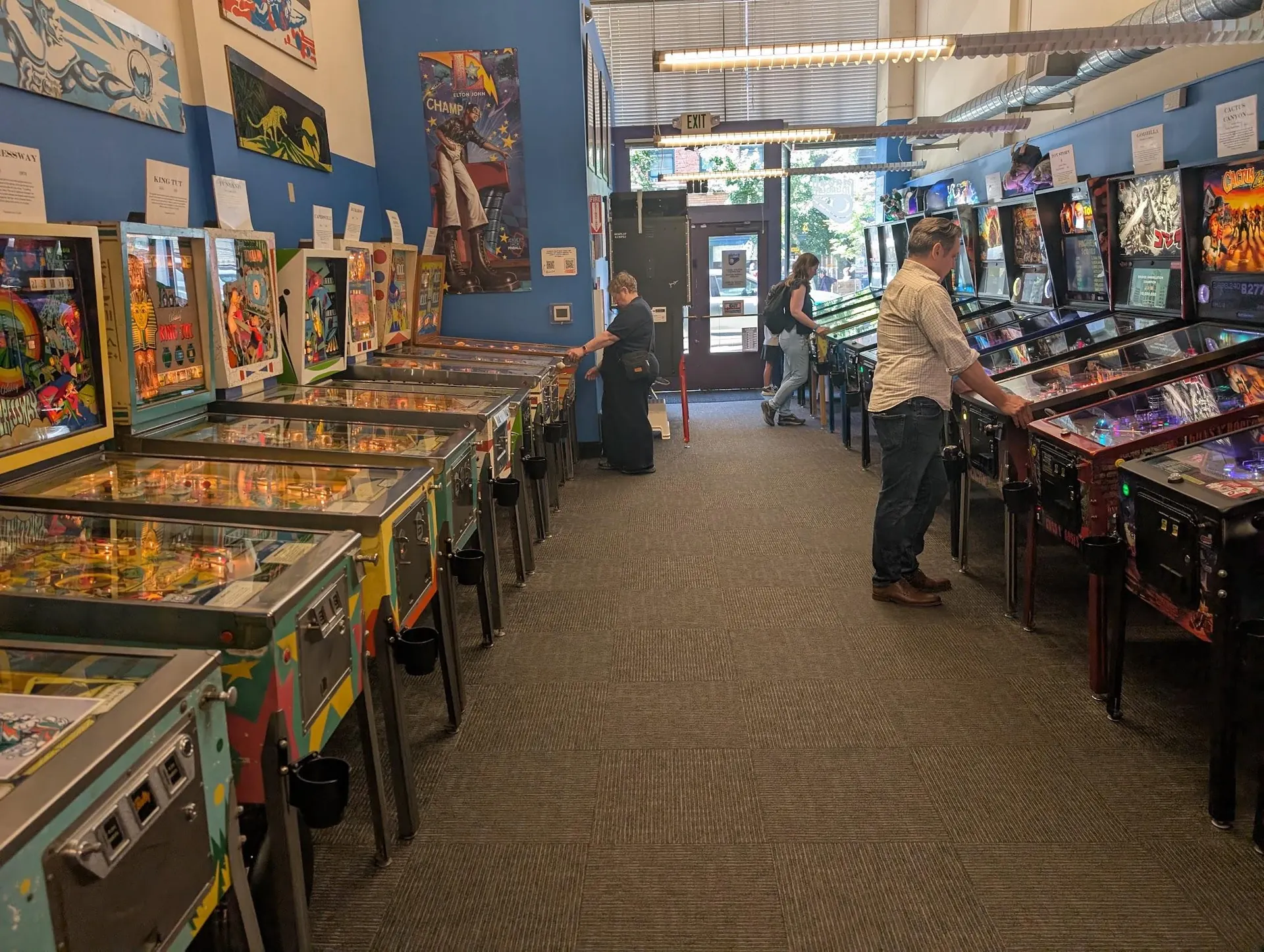Salle d'arcade bordée de flippers