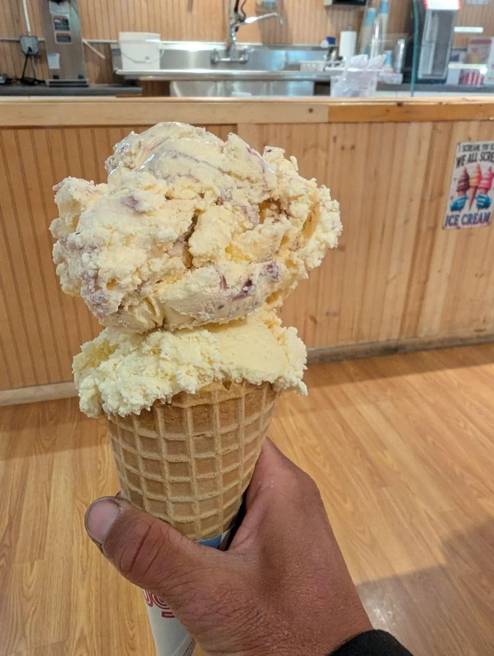 Cornet surmonté de deux boules de glace