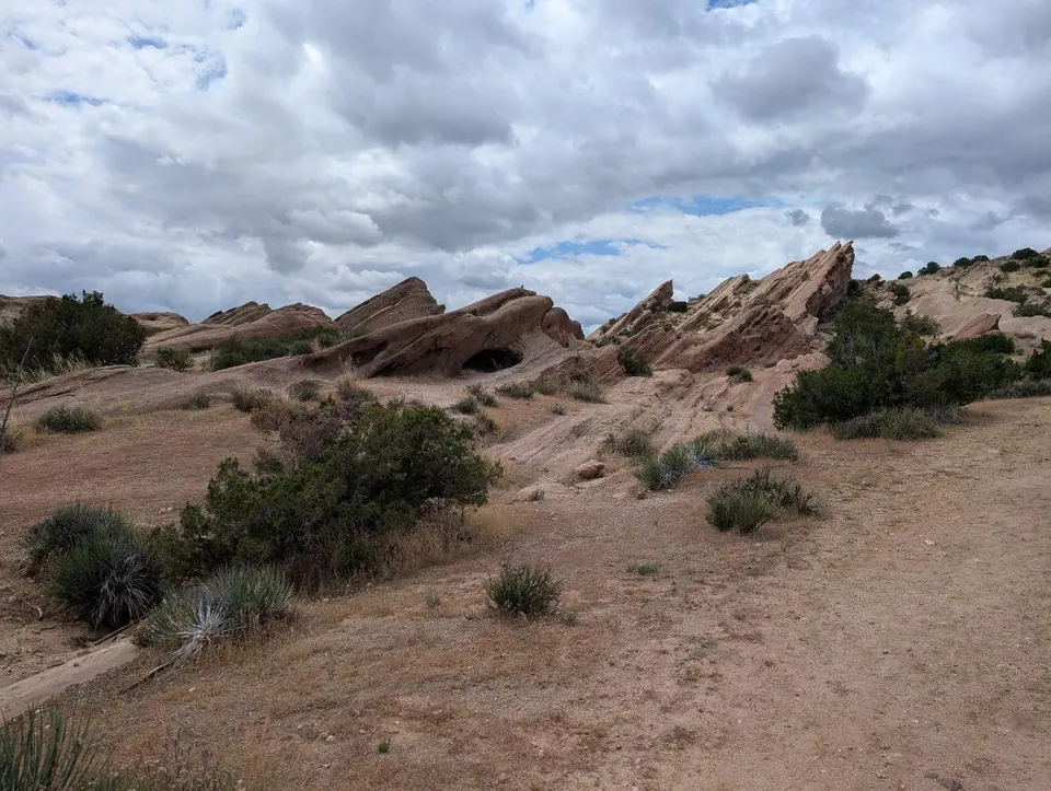 Formations rocheuses inclinées dans un paysage désertique