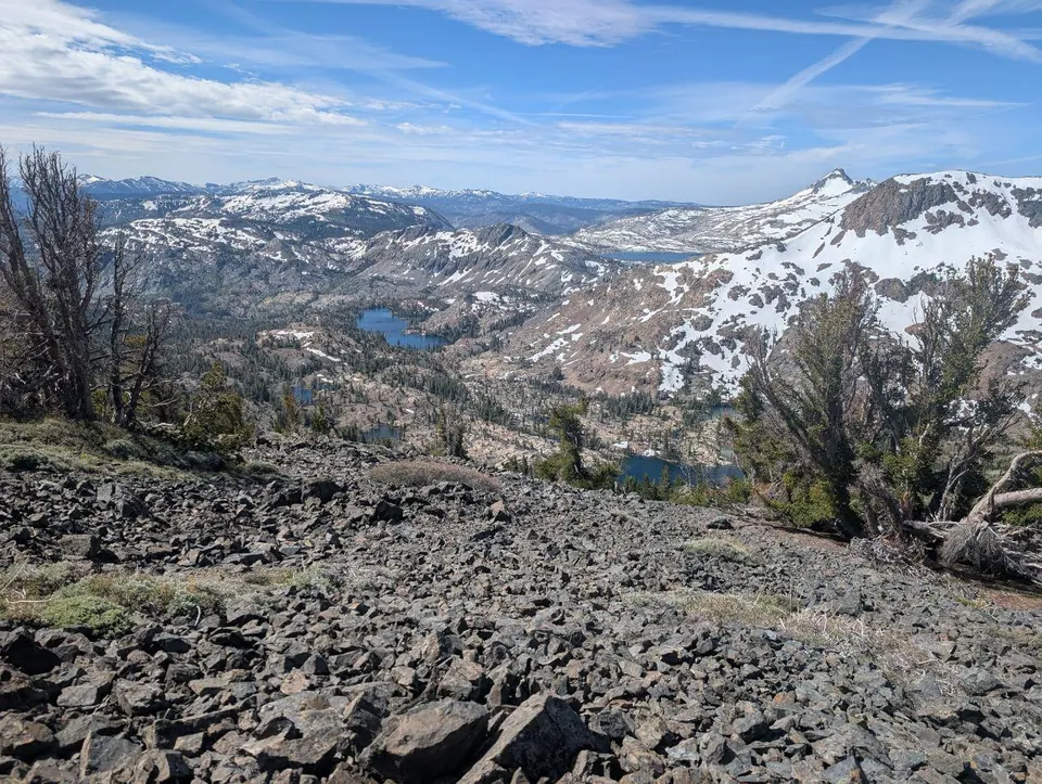 Panorama de sommets encore enneigés depuis une crête rocheuse