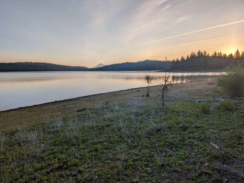 Lac calme au coucher du soleil