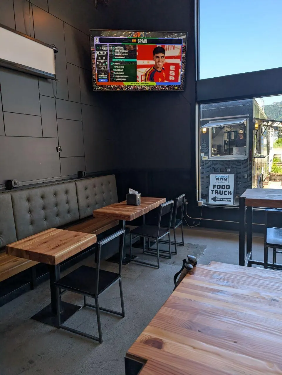Tables en bois dans un bar presque vide
