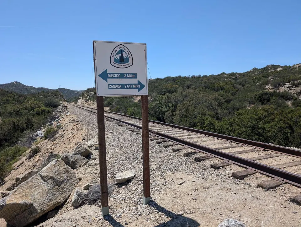 Panneau du Pacific Crest Trail près d'une voie ferrée