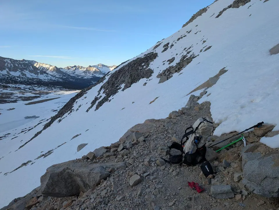 Bivouac installé au pied d'une pente enneigée
