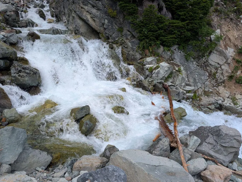 Torrent impétueux dévalant entre les rochers