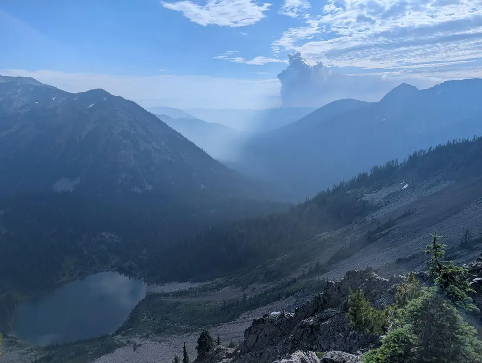 Lac encaissé dans une vallée montagneuse embrumée