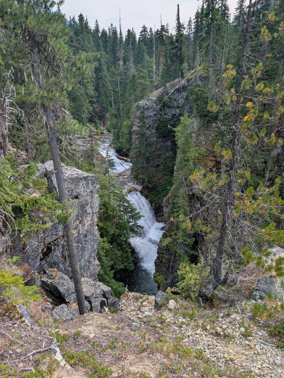Torrent coulant au fond d'une gorge rocheuse