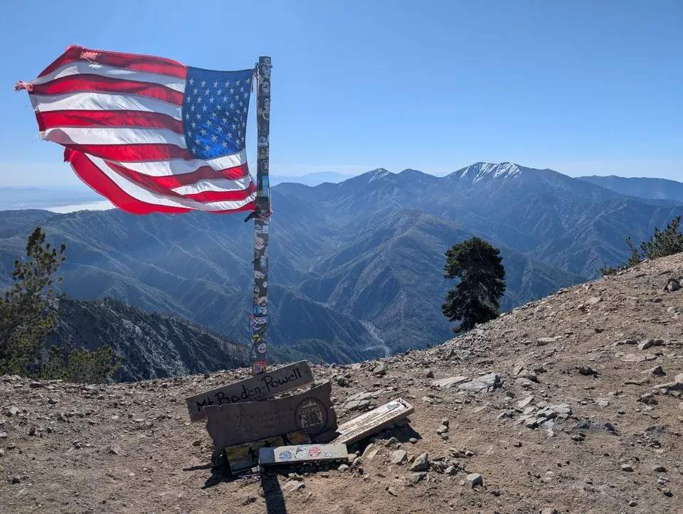 Drapeau américain flottant sur un sommet montagneux