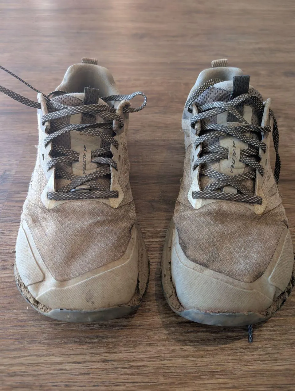 Paire de chaussures de randonnée usées
