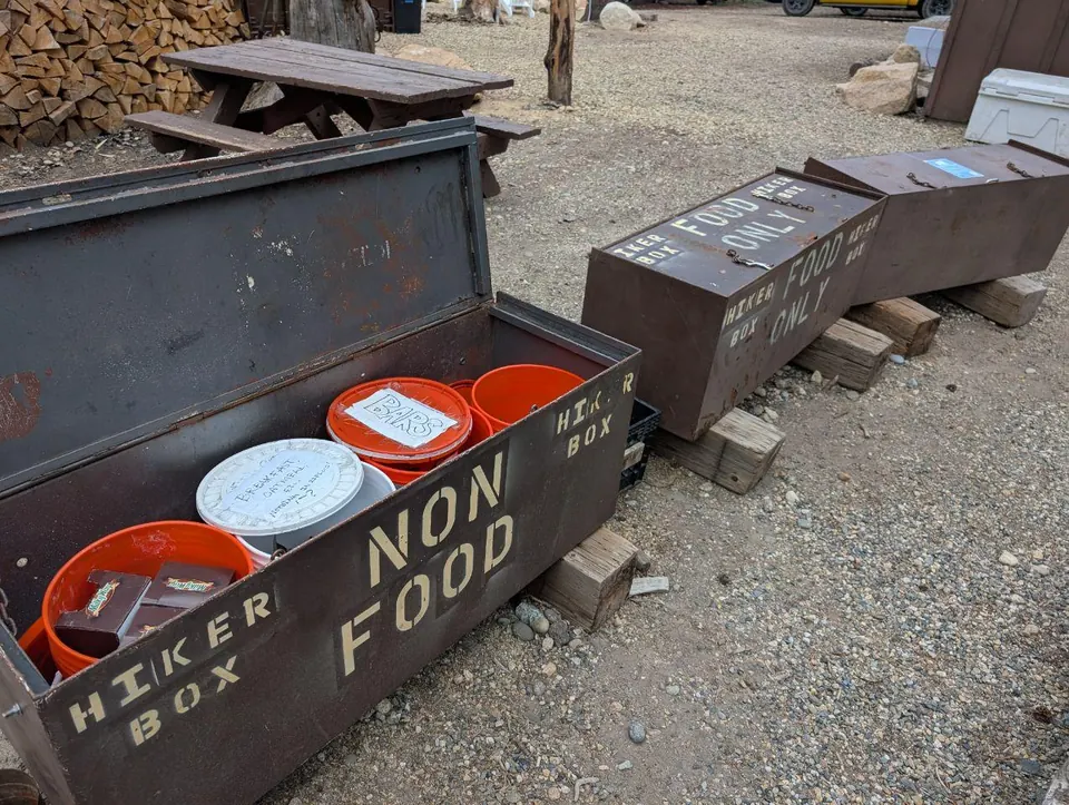 Caisse de dons remplie d'objets pour randonneurs