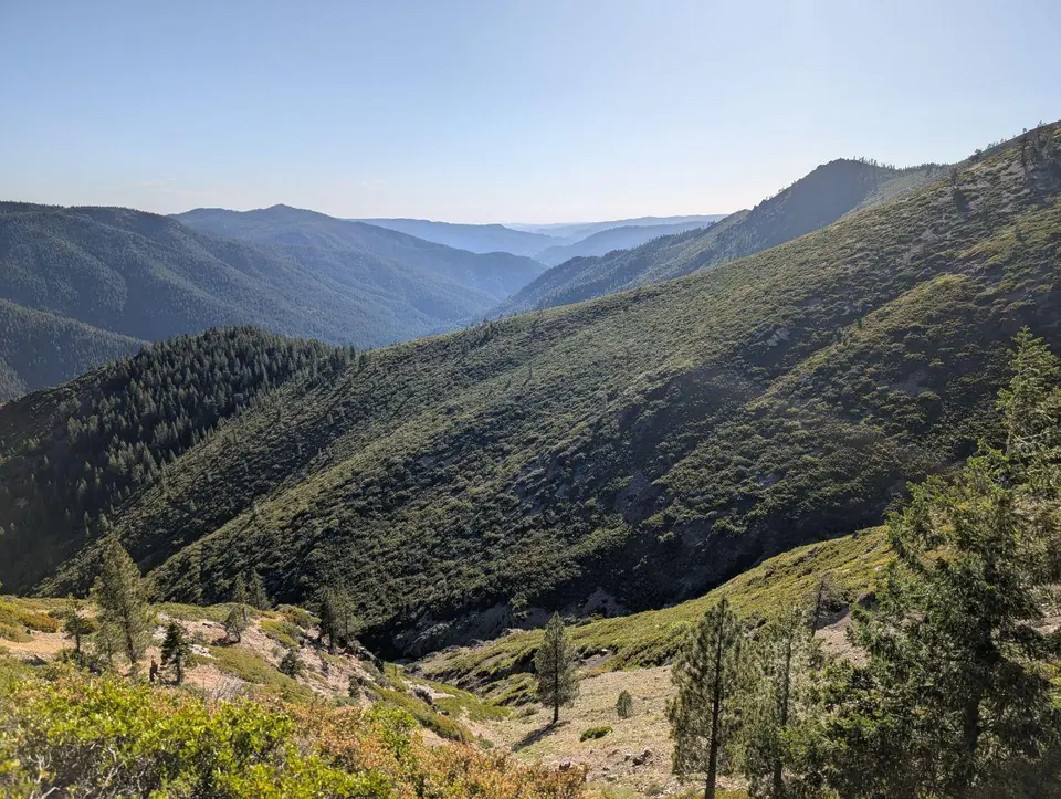 Crêtes verdoyantes descendant vers une vallée profonde