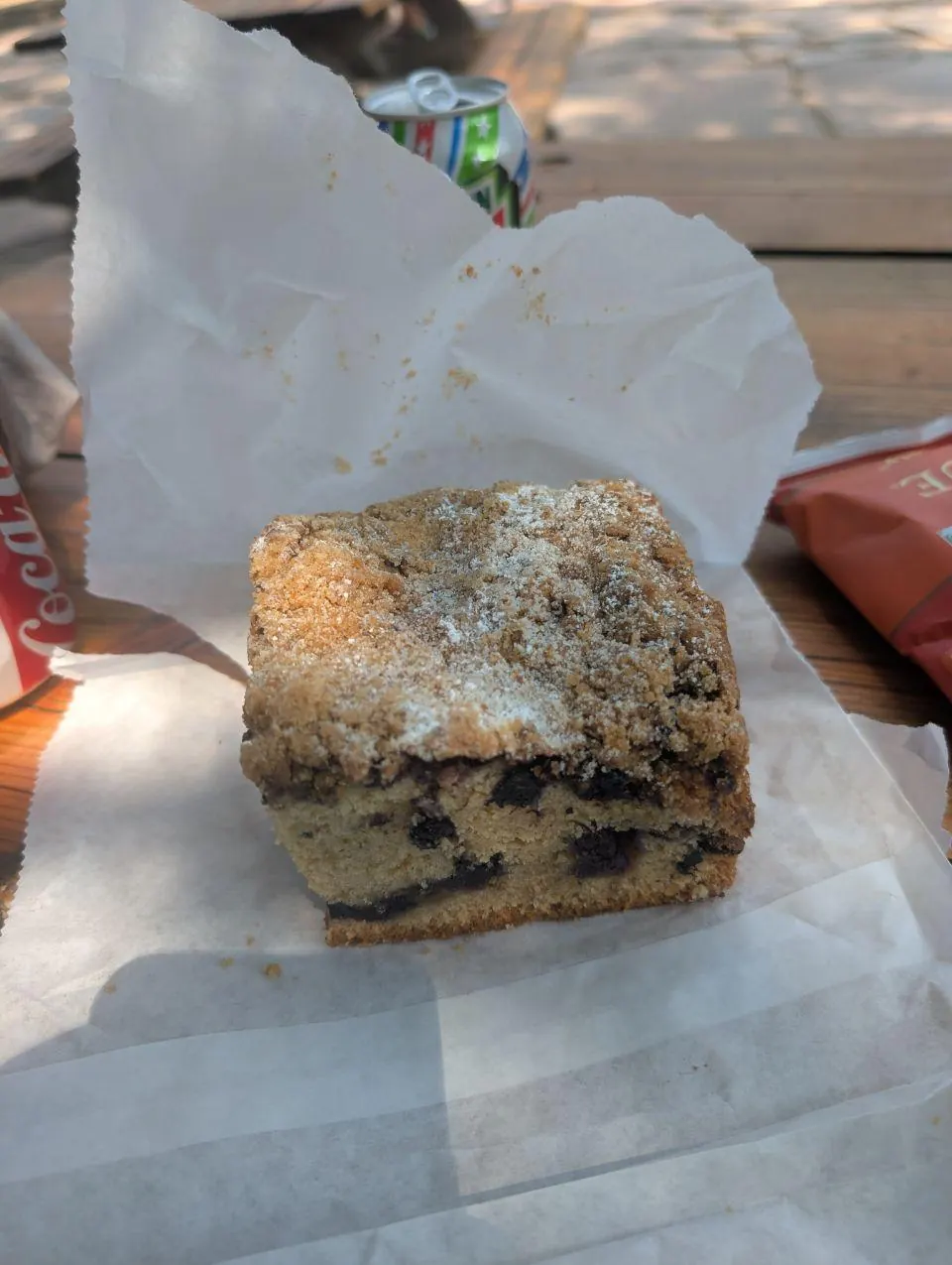 Part de gâteau posée sur son emballage