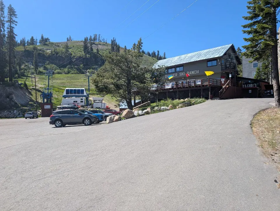 Bâtiment de station de montagne au bord d'un parking
