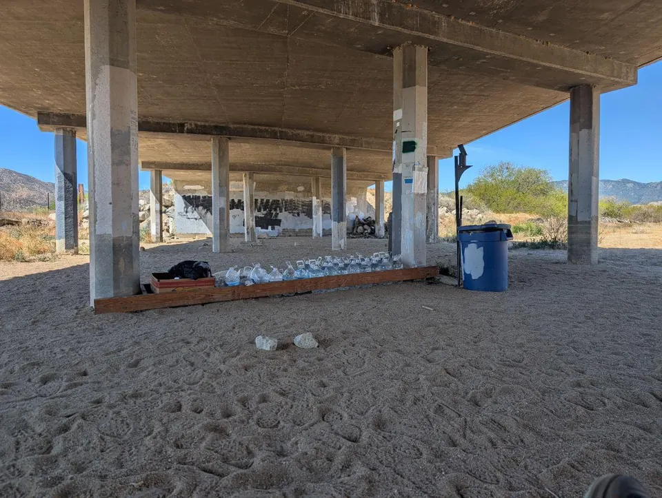 Espace de repos aménagé sous un viaduc