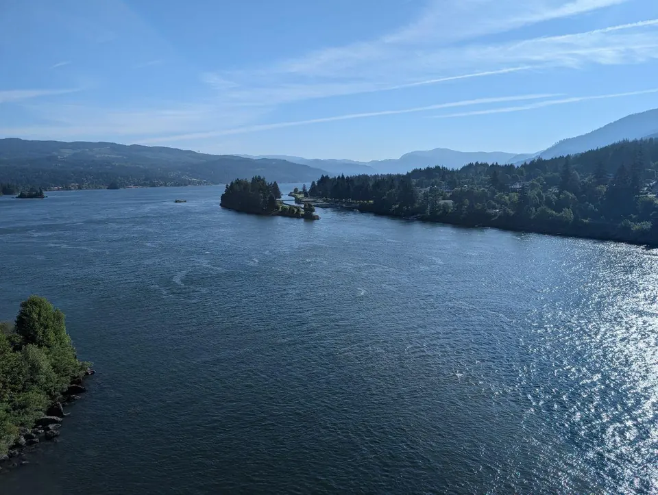 Large lac parsemé de petites îles boisées