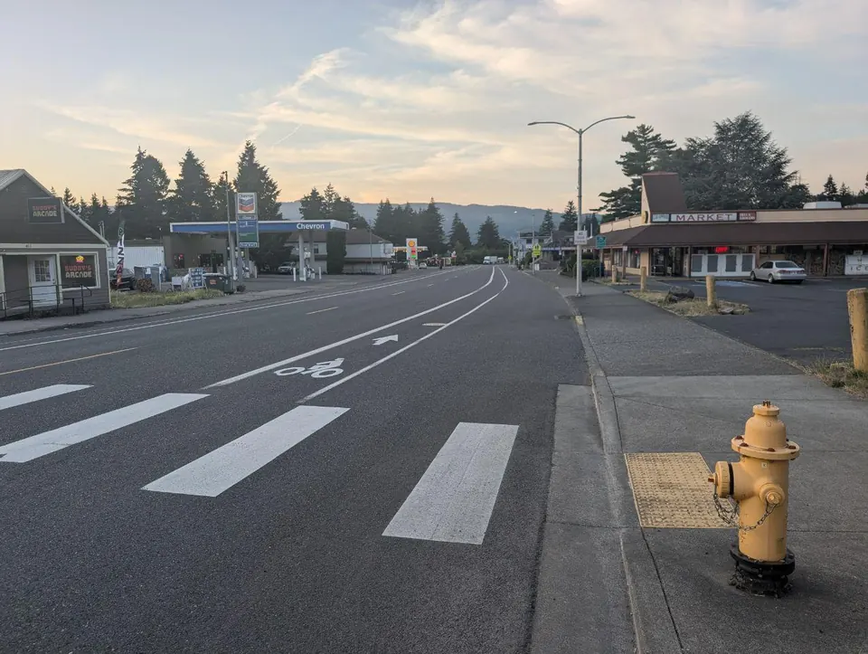 Rue calme traversant une petite ville