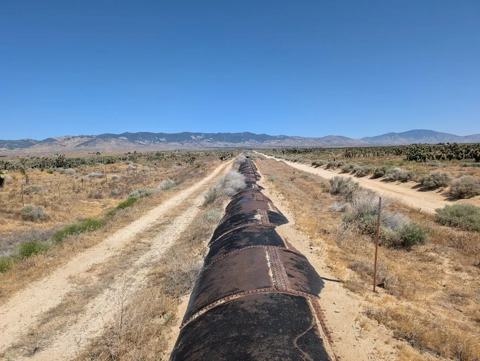 Longue conduite métallique traversant le désert