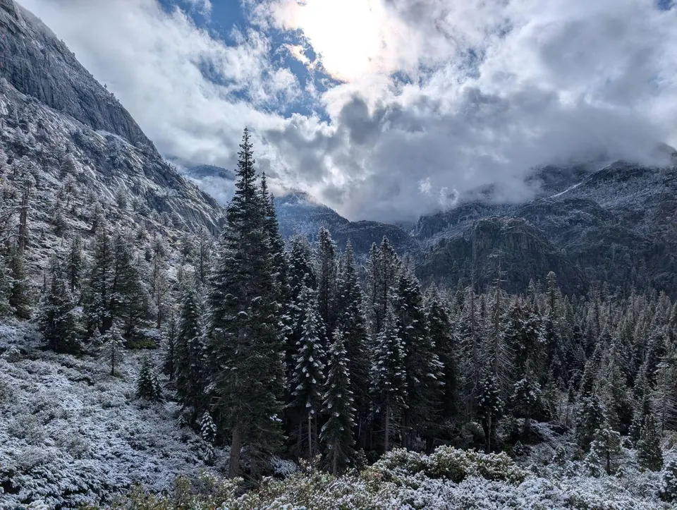 Vallée encaissée couverte d'une fine couche de neige